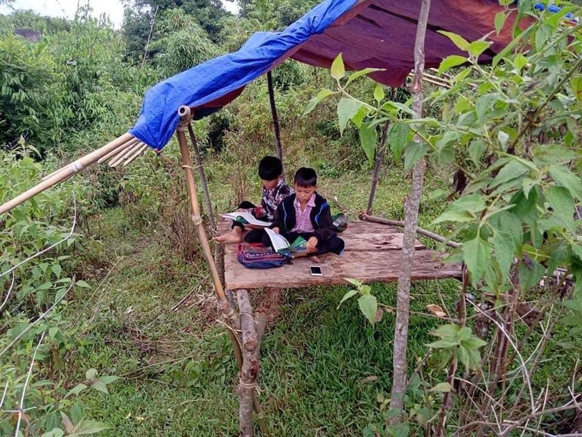 2 học sinh phải lên núi cao, làm chòi tạm để tìm sóng học trực tuyến