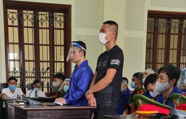 Bị cáo Trần Ngọc Hòa (áo xanh) tại phiên tòa