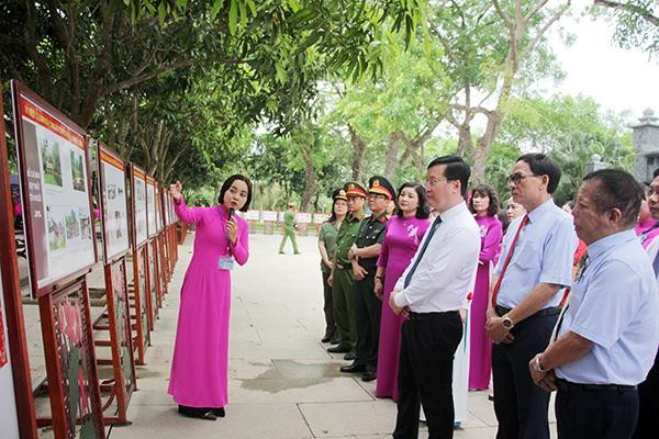 Đoàn đại biểu nghe thuyết trình về cuộc đời và sự nghiệp của Chủ tịch Hồ Chí Minh