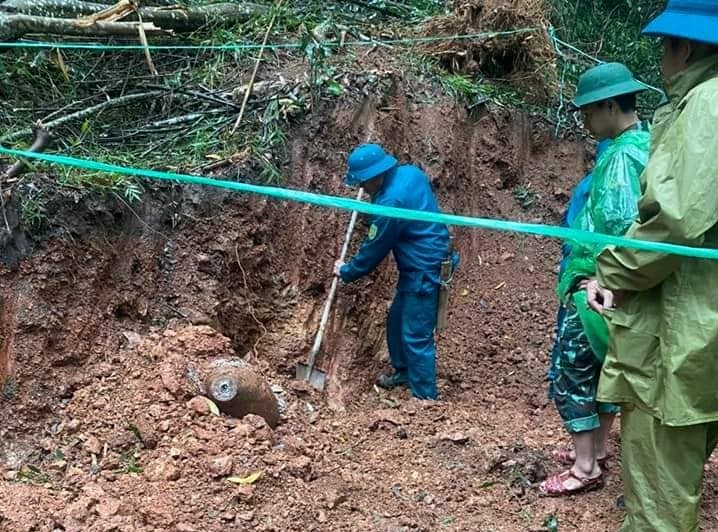 Quả bom nằm trong lòng đất được người dân phát hiện khi làm đường.