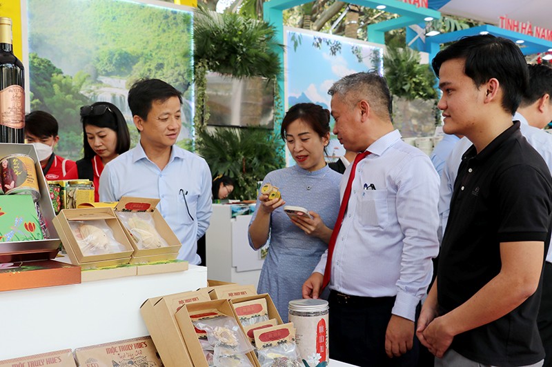 Sản phẩm trưng bày tại hội nghị được nhiều đại biểu quan tâm, tìm hiểu