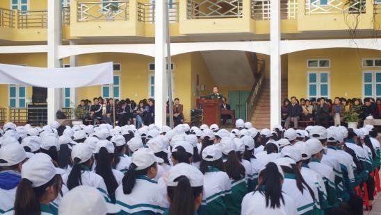Giáo viên và học sinh Trường THPT Giao Thủy B, Nam Định nghe tuyên truyền về chủ quyền biển, đảo.