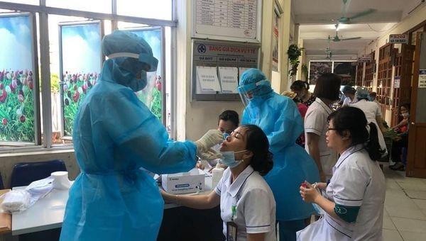 Trung tâm Kiểm soát Bệnh tật tỉnh Thái Bình lấy mẫu xét nghiệm Covid-19. Ảnh: CDC Thái Bình.