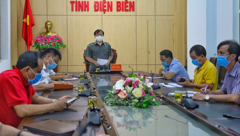 Ông Vừ A Bằng, Phó Chủ tịch UBND tỉnh Điện Biên chỉ đạo cuộc họp khẩn trong đêm để phòng dich Covid-19.