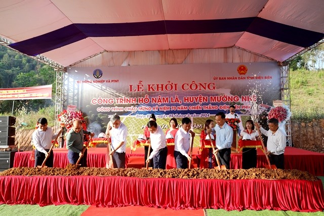 Lãnh đạo Bộ Nông nghiệp và Phát triển nông thôn và tỉnh Điện Biên thực hiện nghi lễ khởi công công trình (Ảnh CTV).