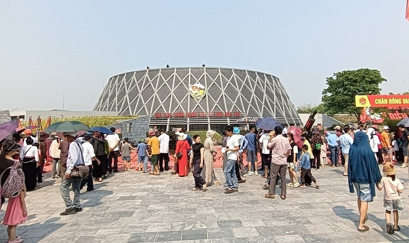 Đông đảo du khách và người dân đến thăm quan Bảo tàng chiến thắng Điện Biên Phủ.