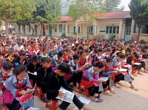 Học sinh vùng cao huyện Tủa Chùa tham gia hoạt động đọc sách.