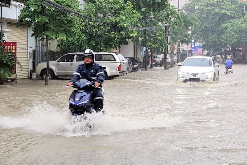Mưa lớn gây ngập úng tại nhiều tuyến đường thành phố Điện Biên Phủ, tỉnh Điện Biên.