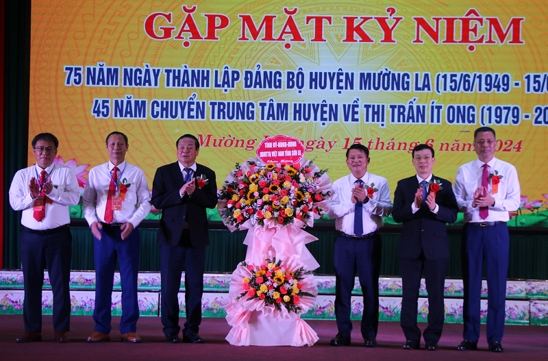 Lãnh đạo Tỉnh ủy, UBND tỉnh Sơn La tặng hoa chúc mừng Đảng bộ huyện Mường La.