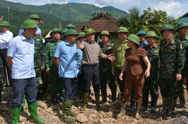 Phó Thủ tướng Trần Lưu Quang thị sát khu vực xảy ra lũ quét tại bản Lĩnh, xã Mường Pồn, huyện Điện Biên. (Ảnh: CTV)