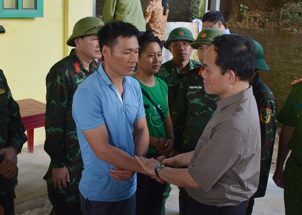 Phó Thủ tướng Trần Lưu Quang thăm hỏi, động viên gia đình có người thân bị tử vong do thiên tai tại xã Mường Pồn (Ảnh: CTV).