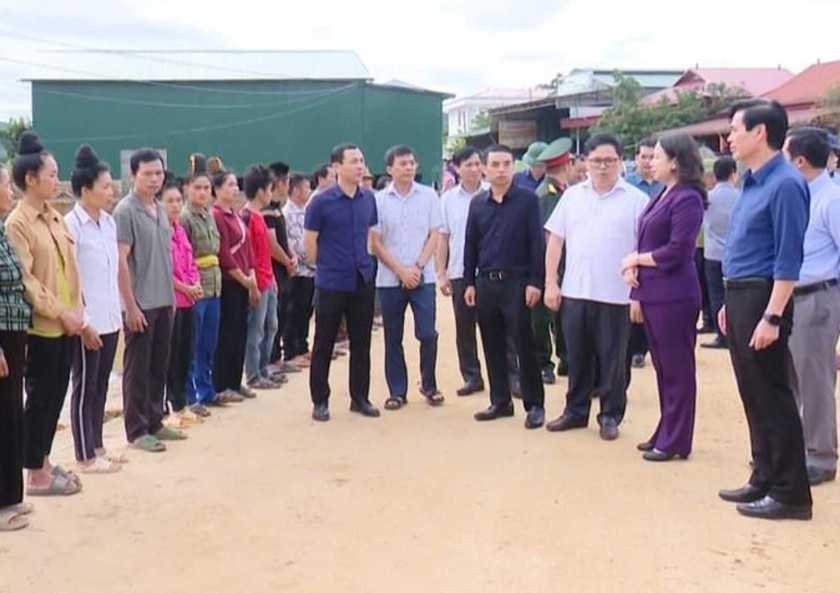 Phó Chủ tịch nước Võ Thị Ánh Xuân thăm hỏi, động viên nhân dân xã Mường Chanh, huyện Mai Sơn. (Ảnh: CTV)
