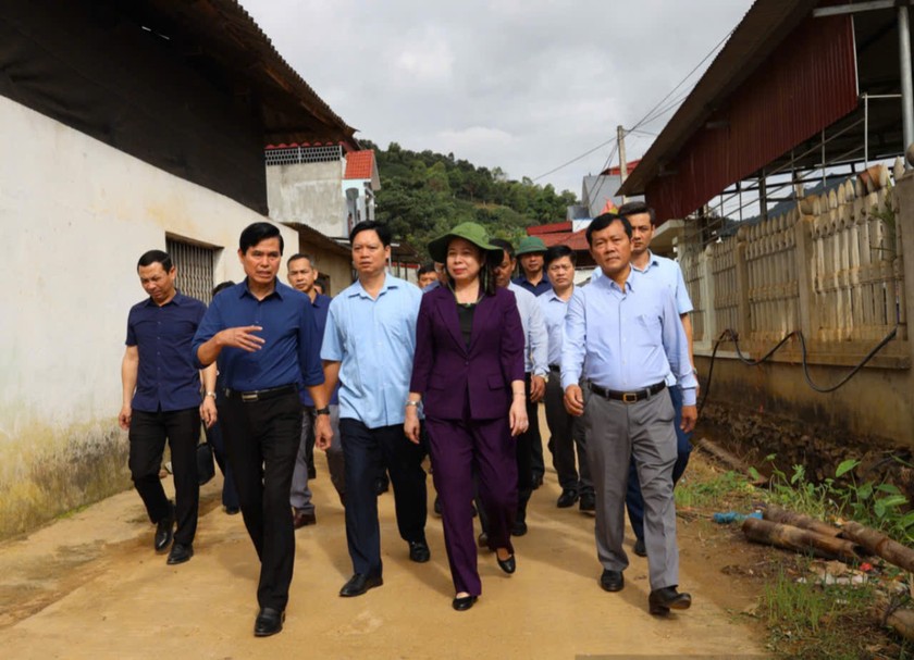 Phó Chủ tịch nước Võ Thị Ánh Xuân và đoàn công tác đã đi kiểm tra tình hình thiệt hại, công tác khắc phục hậu quả do lũ ống, lũ quét. (Ảnh: CTV)