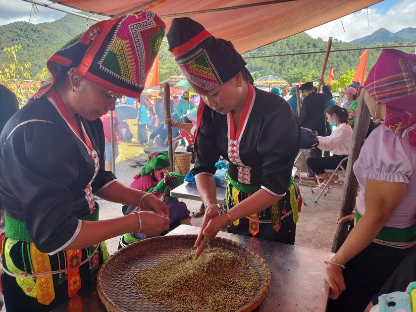 Phần thi làm cốm tại lễ hội.