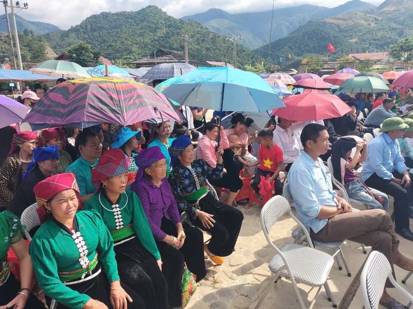 Không khí ngày hội rộn ràng, vui tươi.