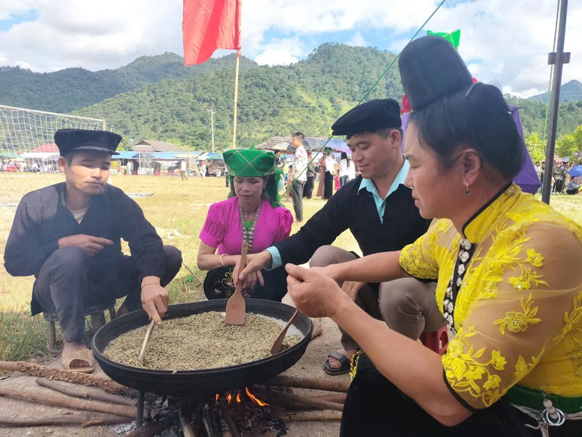 Trải nghiệm làm cốm tại Ngọc Chiến.