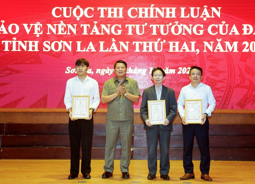 Ông Lò Minh Hùng, Phó Bí thư Thường trực Tỉnh ủy , Trưởng Ban Chỉ đạo 35 tỉnh Sơn La trao giải chuyên đề cho các tập thể và cá nhân.