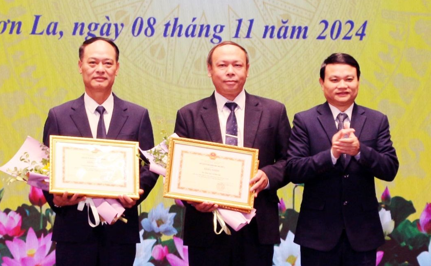 Ông Đặng Ngọc Hậu - Phó Chủ tịch UBND tỉnh Sơn La trao giải nhất cho các tập thể đoạt giải Cuộc thi (Ảnh: CTV).