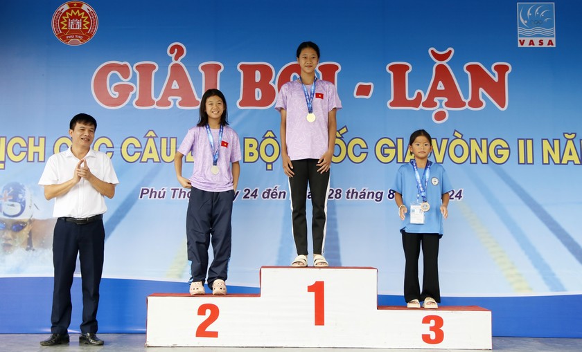 Ban Tổ chức trao thưởng cho các vận động viên đạt giải ở các nội dung thi đấu. (Ảnh: Hiền Anh)