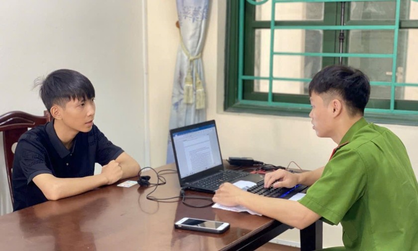Lực lượng chức năng đang tiến hành lấy lời khai của các đối tượng (Ảnh: Công an tỉnh Phú Thọ)