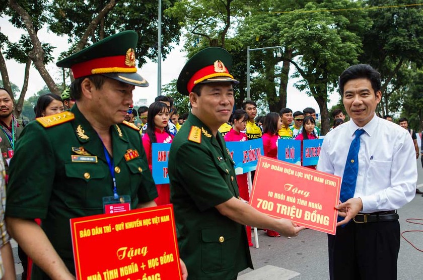 Phó Bí thư Thường trực Đảng ủy EVN (bìa phải) trao tặng 10 ngôi nhà tình nghĩa