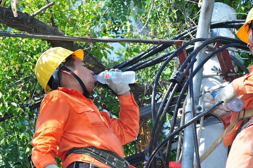 Thợ điện Thủ đô phải chống chọi với cái nắng 420C khi làm nhiệm vụ vào thời điểm đầu hè 2017