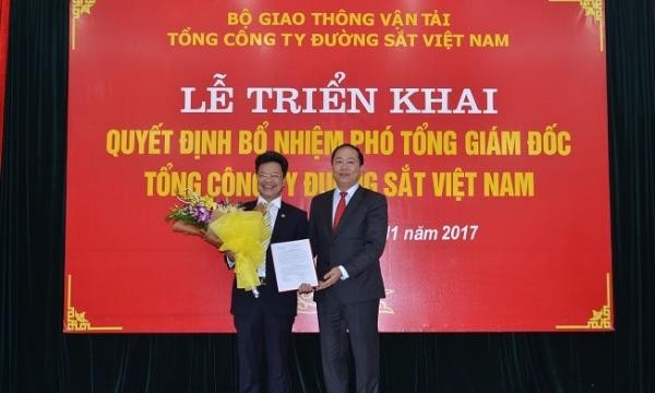 Chủ tịch Đường sắt Việt Nam trao Quyết định bổ nhiệm cho tân Phó Tổng Giám đốc Đặng Sỹ Mạnh (trái)