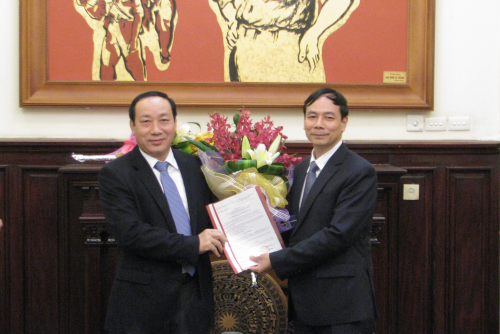 Cuối năm 2014, Bộ GTVT công bố Quyết định ông Nguyễn Văn Thạch (phải) làm Vụ trưởng Vụ An toàn giao thông qua thi tuyển