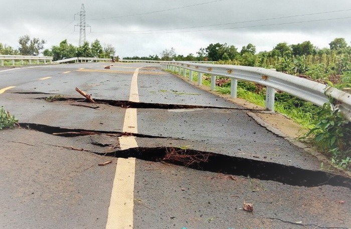 Vị trí hư hỏng trên tuyến đường nằm ở km10+200 - km10+300