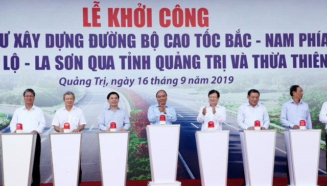 Sau gần 2 tháng khởi công, cao tốc đoạn Cam Lộ - La Sơn (qua Quảng Trị) mới bàn giao được 26km.