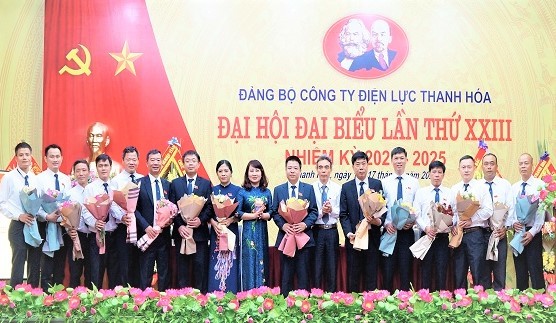 Bà Đinh Thị Thanh Hà, Phó Bí thư Đảng ủy Khối các Cơ quan và Doanh nghiệp tỉnh Thanh Hóa (thứ chin, trái sang) chúc mừng BCH Đảng bộ PC Thanh Hóa nhiệm kỳ 2020-2025