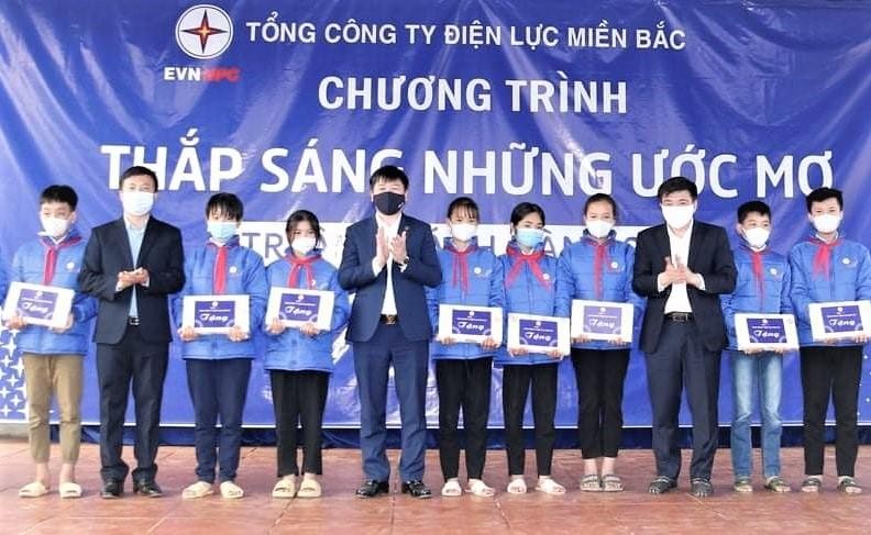 Phó Tổng Giám đốc EVNNPC Lê Văn Trang (thứ 3, phải sang) và Giám đốc PC Lai Châu Bùi Xuân Thành (thứ 5, trái sang) tặng quà cho học sinh Lai Châu