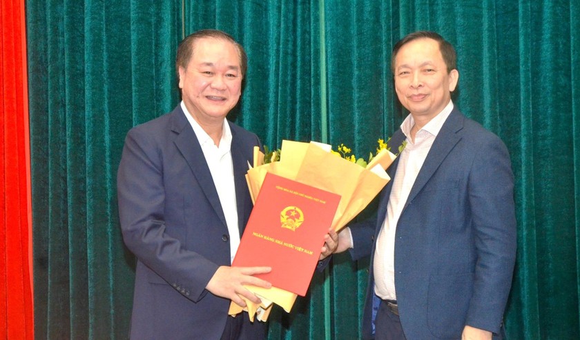 Phó Thống đốc NHNN Đào Minh Tú trao quyết định cho ông Trịnh Quang Khải (bên trái)