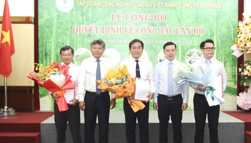 Ông Đỗ Hữu Huy - Phó Chủ tịch Ủy ban quản lý vốn Nhà nước tại doanh nghiệp (thứ 2, phải sang) chúc mừng 3 tân Phó TGĐ