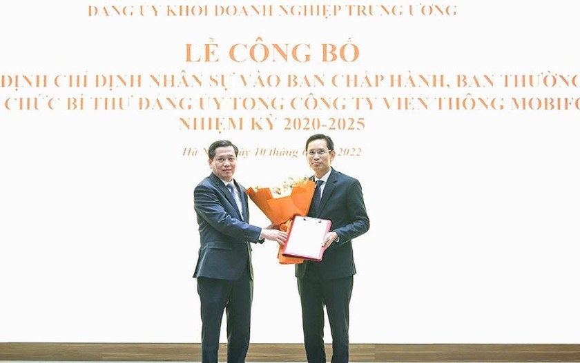 Ông Nguyễn Long Hải - Bí thư Đảng ủy Khối Doanh nghiệp TƯ trao quyết định chuẩn y Bí thư Đảng ủy Mobifone cho ông Nguyễn Hồng Hiển 