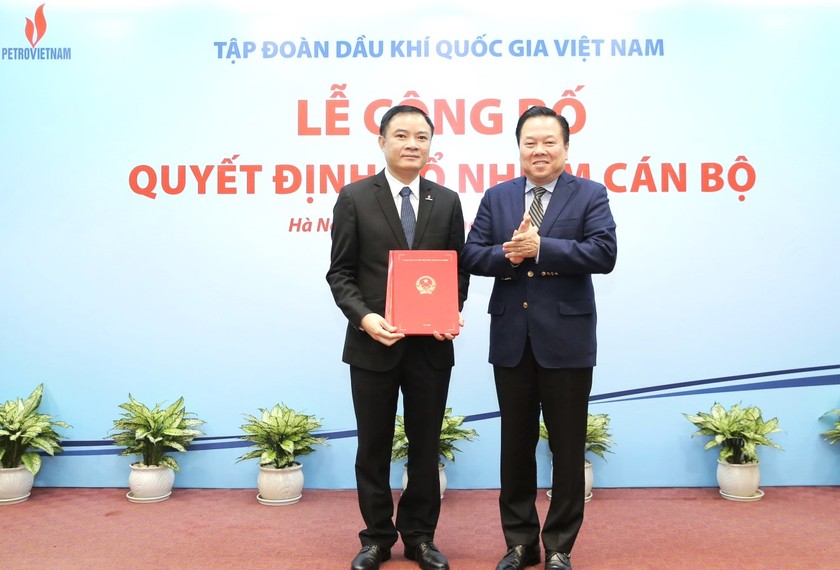 Trong lễ nhậm chức hồi cuối tháng 3/2024, tân Tổng Giám đốc PVN Lê Ngọc Sơn (trái) cam kết sẽ “đưa tập đoàn vươn tới những đỉnh cao mới”.