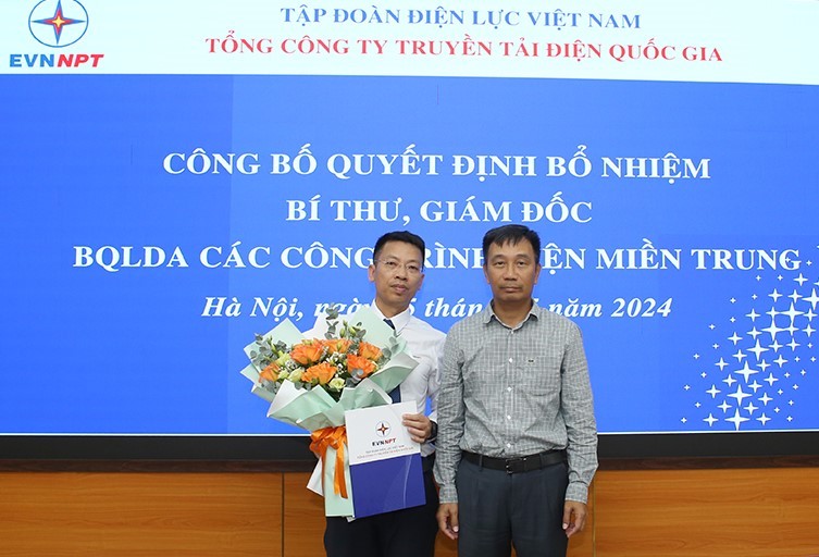 Chủ tịch EVNNPT Nguyễn Tuấn Tùng trao quyết định cho Giám đốc Lê Xuân Hòa.