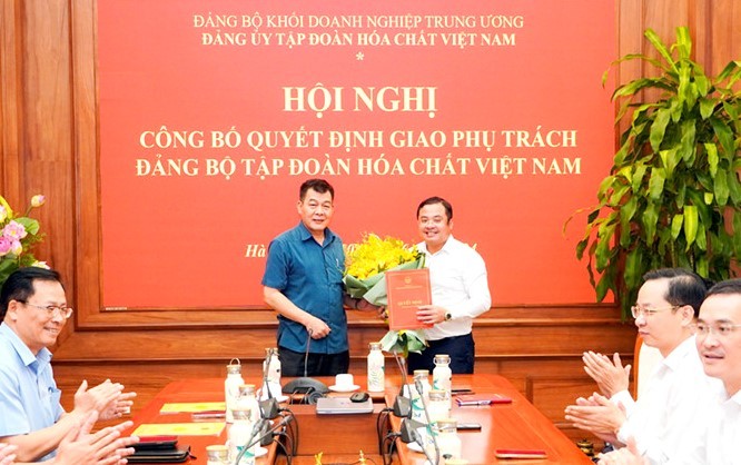 Ông Phùng Quang Hiệp (bìa phải) nhận quyết định của Đảng ủy Khối Doanh nghiệp TW.