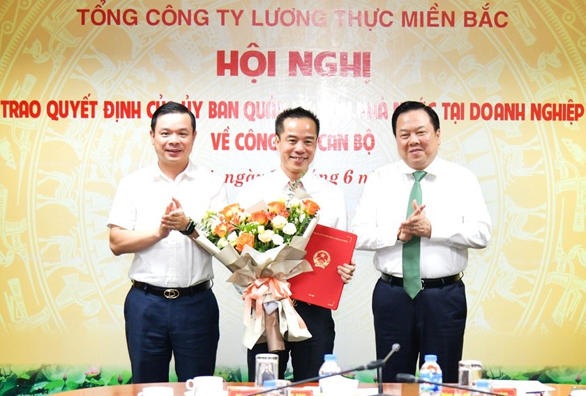 Tân Tổng Giám đốc Trần Sơn Hà (giữa) nhận quyết định từ lãnh đạo Ủy ban Quản lý vốn Nhà nước tại doanh nghiệp.