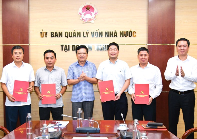 Lãnh đạo Ủy ban Quản lý vốn nhà nước tại doanh nghiệp trao quyết định cho 4 Vụ trưởng.