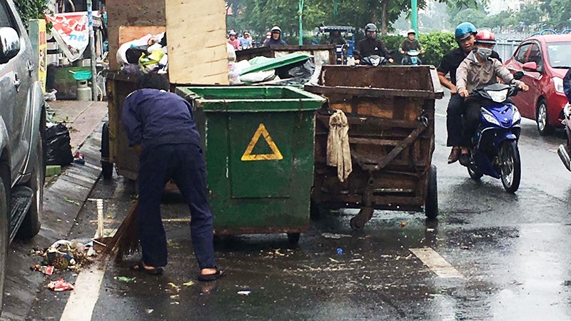 Rác tập trung tại vỉa hè tuyến đường Hoàng Sa, Trường Sa, quận Phú Nhuận gây nhiều bức xúc cho người dân. 