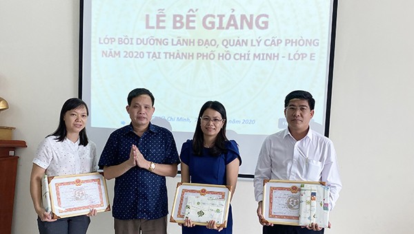 Các học viên hoàn thành khóa học. 