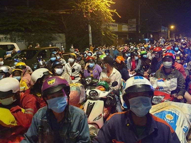 Đêm 30/9, hàng ngàn người dân đã chạy xe máy chở theo đồ đạc đi về hướng miền Tây nhưng bị kẹt lại tại cửa ngõ giáp tỉnh Long An. Ảnh Vietnamnet.