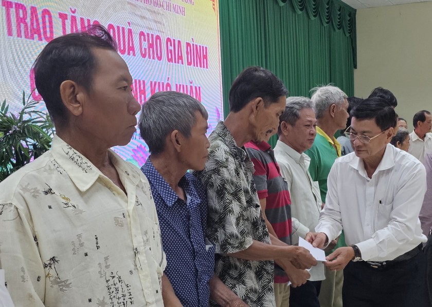 Đoàn công tác trao quà cho 100 hộ chính sách có hoàn cảnh khó khăn của huyện Thủ Thừa.