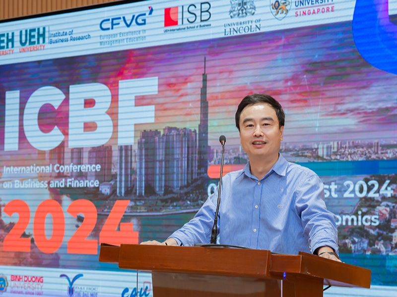 GS.TS Võ Xuân Vinh, Viện trưởng Viện Nghiên cứu kinh doanh (UEH) phát biểu tại Hội thảo ICBF 2024. 