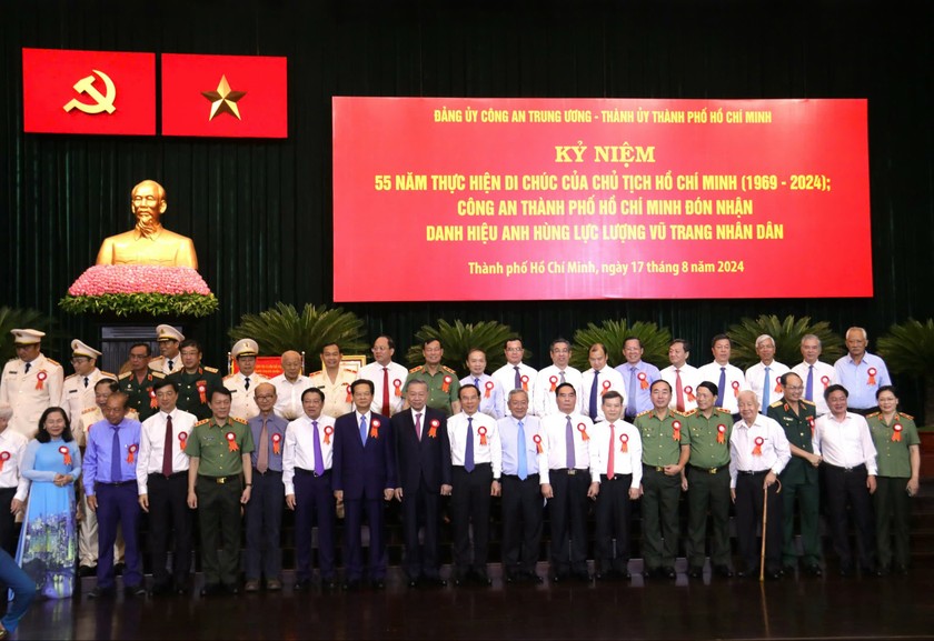 Tổng Bí thư, Chủ tịch nước Tô Lâm cùng các đại biểu chụp ảnh lưu niệm tại lễ kỷ niệm. Ảnh Hoàng Thịnh