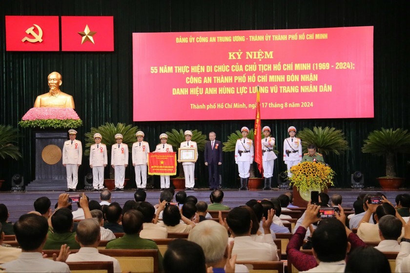 Tổng Bí thư, Chủ tịch nước Tô Lâm trao tặng Danh hiệu Anh hùng lực lượng vũ trang nhân dân cho Công an TP HCM. Ảnh: Hoàng Thịnh