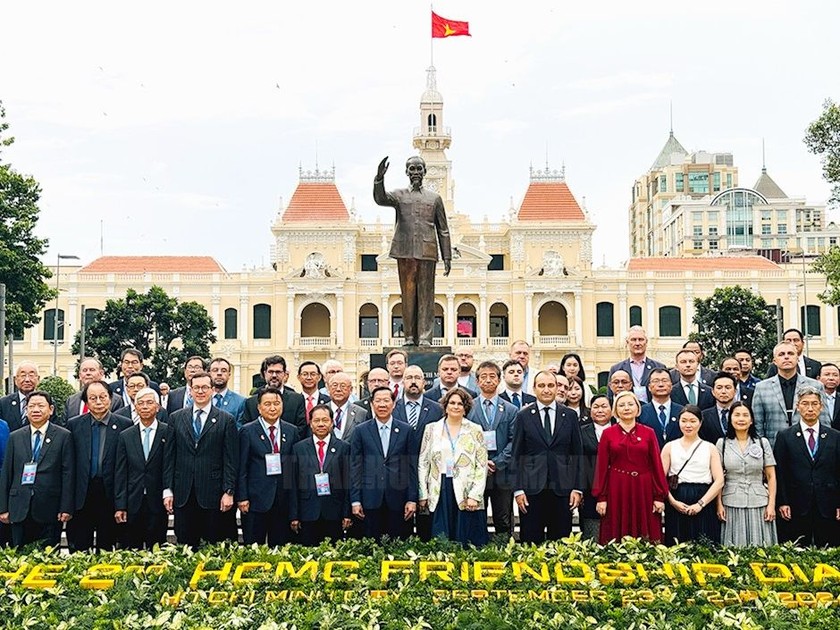 Đoàn đại biểu đến dâng hoa tưởng niệm Chủ tịch Hồ Chí Minh tại Công viên Tượng đài Chủ tịch Hồ Chí Minh trong khuôn khổ của sự kiện Đối thoại Hữu nghị TP HCM lần thứ 2 và Diễn đàn Kinh tế TP HCM lần thứ 5 năm 2024.