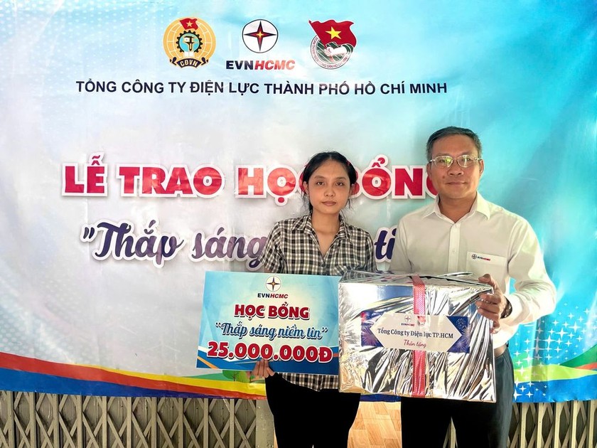 Ông Bùi Trung Kiên – Phó tổng giám đốc EVNHCMC trao học bổng Thắp sáng niềm tin cho học sinh nghèo.