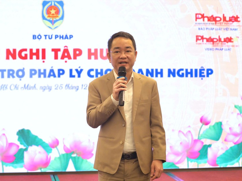 TS Vũ Hoài Nam, Tổng Biên tập Báo Pháp luật Việt Nam phát biểu khai mạc Hội nghị hỗ trợ pháp lý cho doanh nghiệp.